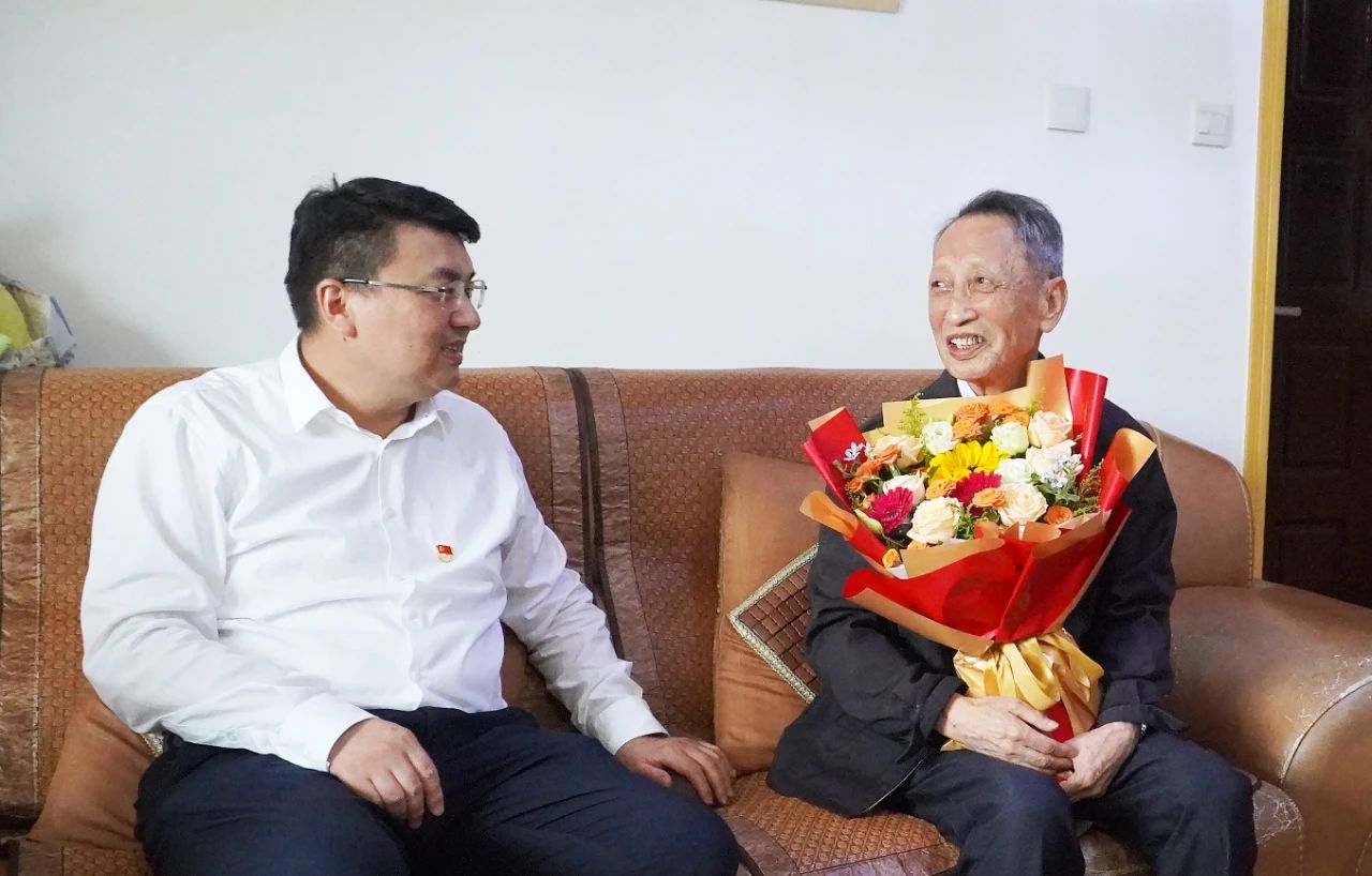 長沙礦冶院開展“七一”走訪慰問活動