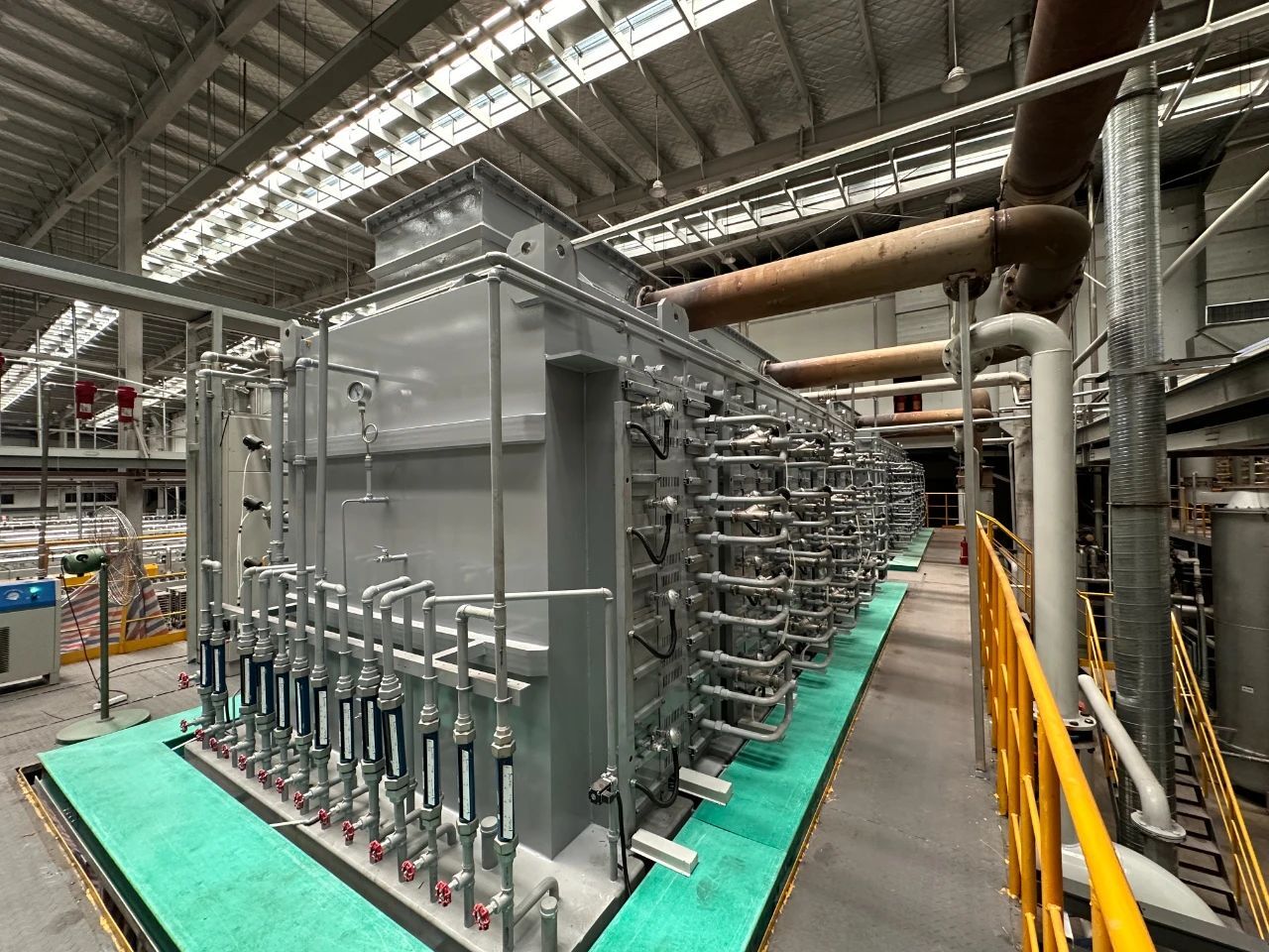 金爐智能研制行業(yè)最大鐘罩爐成功投運